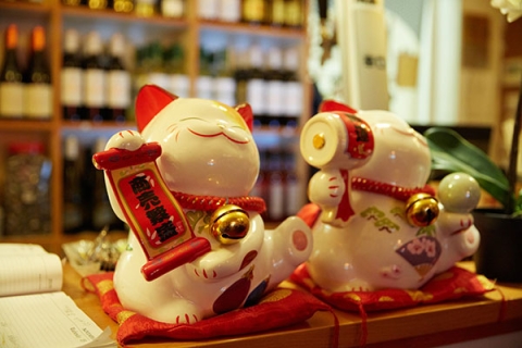 A waving cat figurine