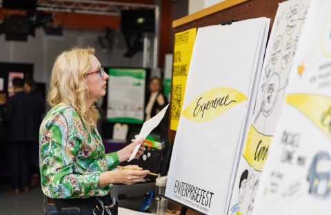An artist drawing live images of EnterpriseFest 23
